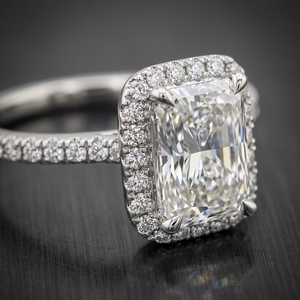 Anillo de compromiso de diamante cultivado en laboratorio con corte radiante, halo y micro pavé, banda pavé de corte redondo, solitario con detalles de boda - Product Image 2