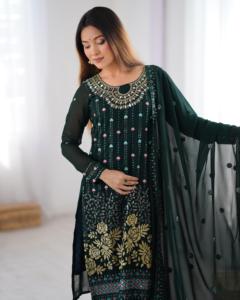 Conjunto de Salwar Kameez de Lujo Tradicional de Invierno en Georgette con Bordado Pesado de Imitación de Espejo, Kurta Recta y Pantalón, Estilo Indio Pakistaní - Product Image 5