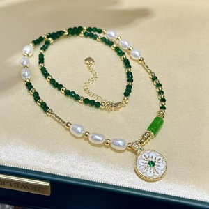 Collier de haute qualité en jade vert cristallin et perles d'eau douce 5-6 mm, pendentif tendance, vente en gros et au détail disponible - Product Image 3