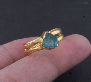 Bague en topaze bleue naturelle sertie en bélière, argent sterling 925, plaqué or de luxe, bijoux en pierres précieuses faits à la main pour femmes, vente en gros - Product Image 3