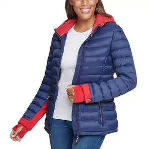 Chaqueta acolchada de plumón para mujer, diseño personalizado, color morado y rojo, con capucha y cuello acolchado, para invierno. - Product Image 4