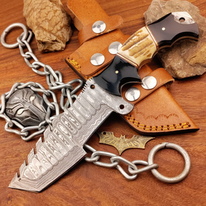 Cuchillo personalizado de acero de Damasco con hoja dentada de punta caída, cadena y mango con colgante para uso en exteriores - Product Image 3