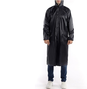 Veste de pluie longue imperméable pour homme avec capuche et fermeture éclair, en polyester noir uni, pour l'extérieur - Product Image 1