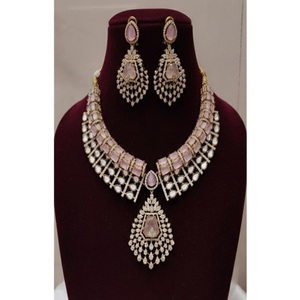 ชุดสร้อยคอพร้อมต่างหูประดับมอสซาไนต์คู่เคลือบทองคุณภาพพรีเมียมสุดหรูหรา สำหรับผู้หญิง ของขวัญแต่งงาน คอลเลคชั่นทันสมัย - Product Image 3