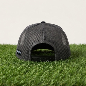 Gorra Trucker Gris para Hombre, con Logotipo Rojo Bordado Personalizado, Malla Trasera, Ajustable, Estilo Urbano - Product Image 6
