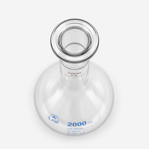 Fiole volumétrique à col long de haute précision 2000 ml en verre borosilicaté de classe A avec bouchon PE anti-fuite pour usage en laboratoire - Product Image 3