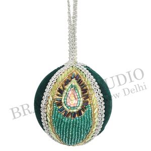 เครื่องประดับตกแต่งต้นคริสต์มาสขนาด 4 นิ้ว (10 ซม.) ทำมือจาก Brazeal Studio ผลิตจากกำมะหยี่และผ้าซาตินที่เป็นมิตรกับสิ่งแวดล้อม ประดับด้วยลูกปัดและงานปัก  ตกแต่งสีทองหลากสีสัน  รับสั่งทำตามแบบ - Product Image 5