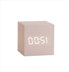 Réveil numérique moderne pour enfants et horloge de table décorative en bois carrée à LED rétro numérique à affichage à bascule - Product Image 3