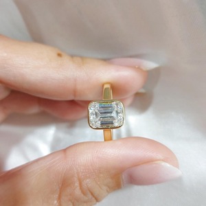 Bague de fiançailles en diamant de laboratoire taille émeraude, sertie clos, or jaune massif 14 carats, solitaire 2 carats, luxe, certifiée IGI - Product Image 3