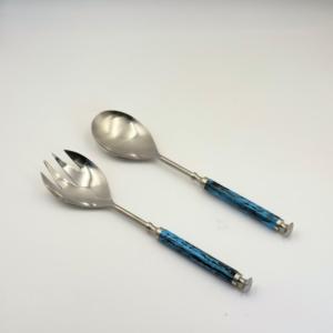 Juego de utensilios para servir ensalada plateados y pulidos, de metal decorativo, con mango redondo de resina azul. - Product Image 3