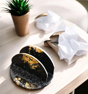 Porta pañuelos rectangular de resina, artículo decorativo para mesa, diseño de resina negra y purpurina dorada. - Product Image 1