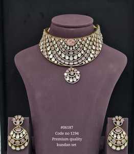 ชุดเครื่องประดับคุณภาพพรีเมียม Kundan 06187 สร้อยคอพร้อมต่างหู ประดับเมห์นดี ลูกปัดมุกเทียม สไตล์ชาติพันธุ์ดั้งเดิม เหมาะสำหรับเจ้าสาว งานแต่งงาน และงานหมั้น - Product Image 4