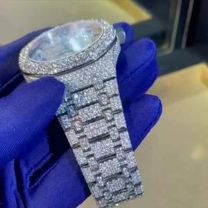 Le chronographe mécanique en moissanite de style 'Emerald Ice' : une montre de luxe moderne pour la ville avec diamants VVS et accents verts - Product Image 4