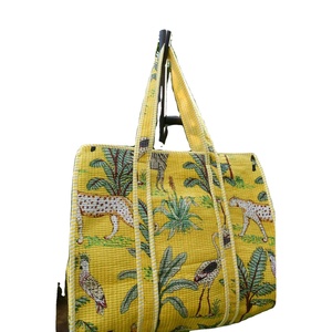 Sac fourre-tout portable jaune soleil à imprimé léopard, doublure en coton, style bohème, avec fermeture éclair, personnalisable avec logo, fabriqué à Jaipur - Product Image 3