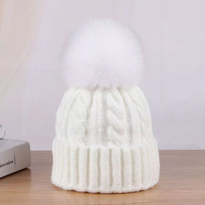 Bonnet en tricot noir unisexe avec pompon en fourrure, couleur unie, décontracté, chaud pour l'hiver, réglable, pour l'extérieur, la plage, les fêtes, pour adultes - Product Image 6