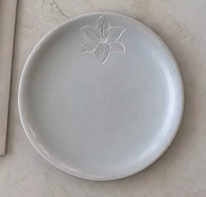 Nouvelle assiette plate ronde en céramique avec motif végétal gravé, style minimaliste, assiettes blanches - Product Image 1
