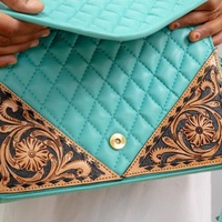 Sac bandoulière enveloppe vintage pour femme, motif losanges, en cuir artisanal avec lettres gravées, fermeture éclair, tendance hiver
