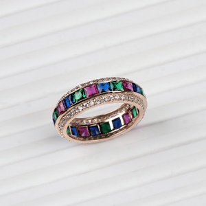 Vente en gros de bagues éternité en argent sterling 925 plaqué or rose avec zircone cubique multicolore sertie sur le bord, Memoria Jewels - Product Image 4
