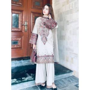 Tenue de soirée taille XL avec broderie de paillettes pour un look élégant - Product Image 5