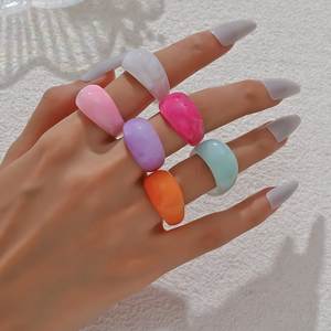 Anillo de Resina Hecho a Mano para Mujer, Joyería Artística Única de Resina con Acabado Brillante, Anillo Moderno, Anillo Ligero de Moda - Product Image 6