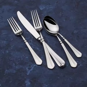 Ensemble de couverts élégants en acier inoxydable pour une mise en scène de table raffinée - Product Image 3