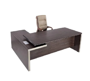 Escritorio de oficina ejecutivo moderno con retorno lateral, acabado en madera, marco de metal, estantes de almacenamiento y cajones de archivos - Product Image 1