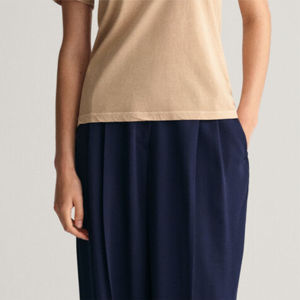 เสื้อยืดคอวีทรงเข้ารูปลำลองสำหรับผู้หญิง เนื้อผ้านุ่ม ระบายอากาศดี เหมาะสำหรับฤดูร้อน เป็นมิตรต่อสิ่งแวดล้อม ตกแต่งด้วยโลโก้ ผลิตจากผ้าฝ้าย 100% น้ำหนักเบา แห้งเร็ว - Product Image 5