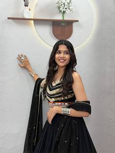 Conjunto de Chaniya Choli de Algodón Negro de Lujo con Encaje, Gota Patti, Chevron y Espejo, Top Corto y Lehenga Plisada hasta el Suelo con Dupatta - Product Image 2