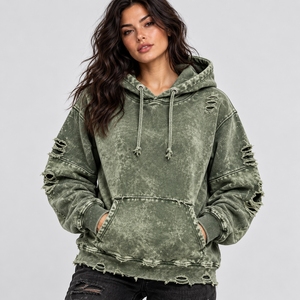 Sweat-shirts pour femmes d'inspiration vintage avec des accents vieillis, tissu confortable et construction de qualité pour un look tendance au quotidien. - Product Image 1
