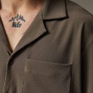 Chemise Homme Côtelée Boutonnée Manches Courtes Coupe Décontractée Été Couleur Unie Fourniture en Gros OEM - Product Image 4