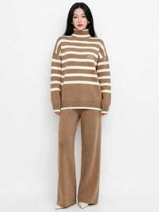 Ensemble de survêtement deux pièces pour femmes, pull à col roulé rayé et pantalon large - Product Image 1