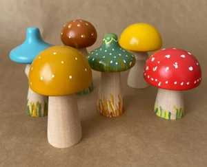 Centre de table de Noël en forme de champignon en bois, fait main, écologique, de haute qualité, décoration de table, accent cottagecore pour la maison, forme personnalisée - Product Image 4
