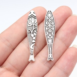 Cuentas de Loto con Diseño de Pez <span class=keywords><strong>Koi</strong></span>, 43x9.3x4.8mm, Plata Antigua con Filigrana y Orificio Pasante para Pulsera de Feng Shui - Product Image 1
