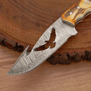 Cuchillo de caza y camping personalizado de acero de Damasco, hoja recta de punta caída, mango de asta grabado, espiga completa, fijo, grado industrial, para exteriores - Product Image 3