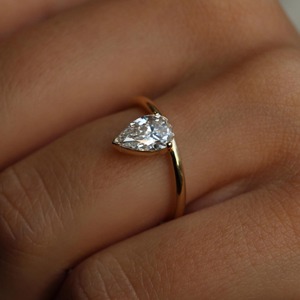 Bague de fiançailles et de mariage pour femme en or jaune 14 carats avec diamant de laboratoire taille poire en forme de larme 1 carat, sertie en panier flottant - Product Image 6