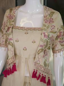 Conjunto de Kurti y Palazzo de Seda Beige con Chaqueta Bordada, Borlas Rosas y Abertura Frontal, Túnica de Diseñador para Fiesta, Prayosha Enterprise - Product Image 6