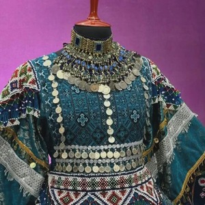 Robe traditionnelle afghane faite à la main, broderie Kuchi, robe de mariage ethnique, vêtements folkloriques Itage, motifs géométriques - Product Image 4