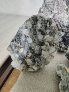 Lot de pierres brutes de calcite drusée noire naturelle rare, non taillées, pour décoration intérieure, spécimen minéral, vente en gros en vrac du Maharashtra - Product Image 4