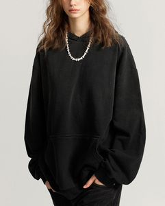 Sweat à capuche unisexe premium en tissu lourd, effet délavé, style streetwear vieilli, fabrication sur mesure et finition vintage. - Product Image 2