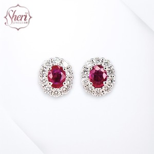 Boucles d'oreilles clous classiques en or blanc massif 18 carats avec halo et petit ovale en rubis naturel rouge et diamants pour femme, par Sheri Jewels, idéales pour un anniversaire - Product Image 1