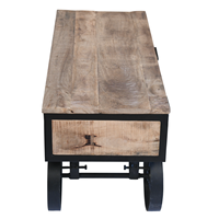 Table basse moderne en bois de manguier massif avec 4 roulettes en fonte et 3 tiroirs de rangement, finition noire et naturelle, style industriel métal et bois