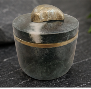 Pot décoratif rond en pierre noire avec bande dorée et bouton en forme de feuille, décoration minimaliste pour la maison - Product Image 1