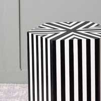 Tabouret console Belladec moderne léger fait main en os incrusté, design rayé noir, fixation au sol, forme personnalisée, pour salon et maison