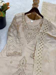 Traje de diseñador Hania Aamir Pharsi, conjunto de palazzo de seda de pierna ancha y corte ajustado, con bordado intrincado de Zari y lentejuelas, de lujo, pakistaní, para fiesta. - Product Image 6