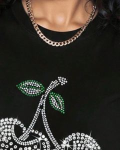 Camiseta Personalizada Negra para Mujer con Pedrería de Cereza, Manga Corta, Informal, de Verano, Mezcla de Algodón, con Estampado Gráfico, OEM, Top de Moda para Dama - Product Image 4
