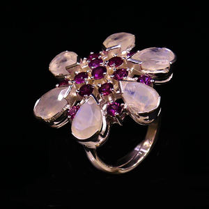 Anillo de Plata de Ley 925 con Baño de Plata, con Piedra Lunar Arcoíris Blanca y Granate Rodolita, a la Moda - Product Image 1
