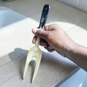 Fourchette en corne de bœuf polie à haute brillance, artisanale, naturelle, ustensile de table à prix avantageux - Product Image 2