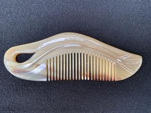 Peine de bolsillo ecológico hecho a mano con cuerno de vaca - Antifrizz para el cuidado diario del cabello y la barba, ideal para regalos de empresa y decoración del hogar - Product Image 1