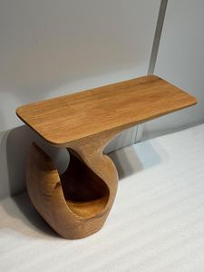 Table basse sculpturale en bois massif, mobilier Japandi moderne et organique, table d'appoint sur piétement, accent moderne et organique - Product Image 6