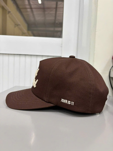 Casquette de baseball marron foncé style vintage avec logo brodé personnalisé, mode rétro, ajustable, non structurée, type « Dad Hat », fabrication OEM au Vietnam - Product Image 3